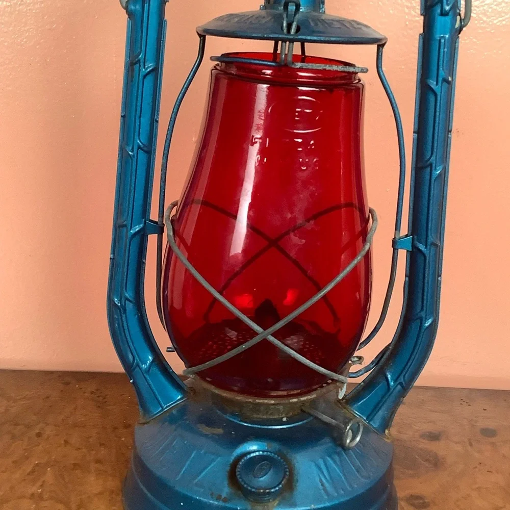Vintage Dietz Monarch Kerosene Lantern Red Globe Blue Body N.Y. USA